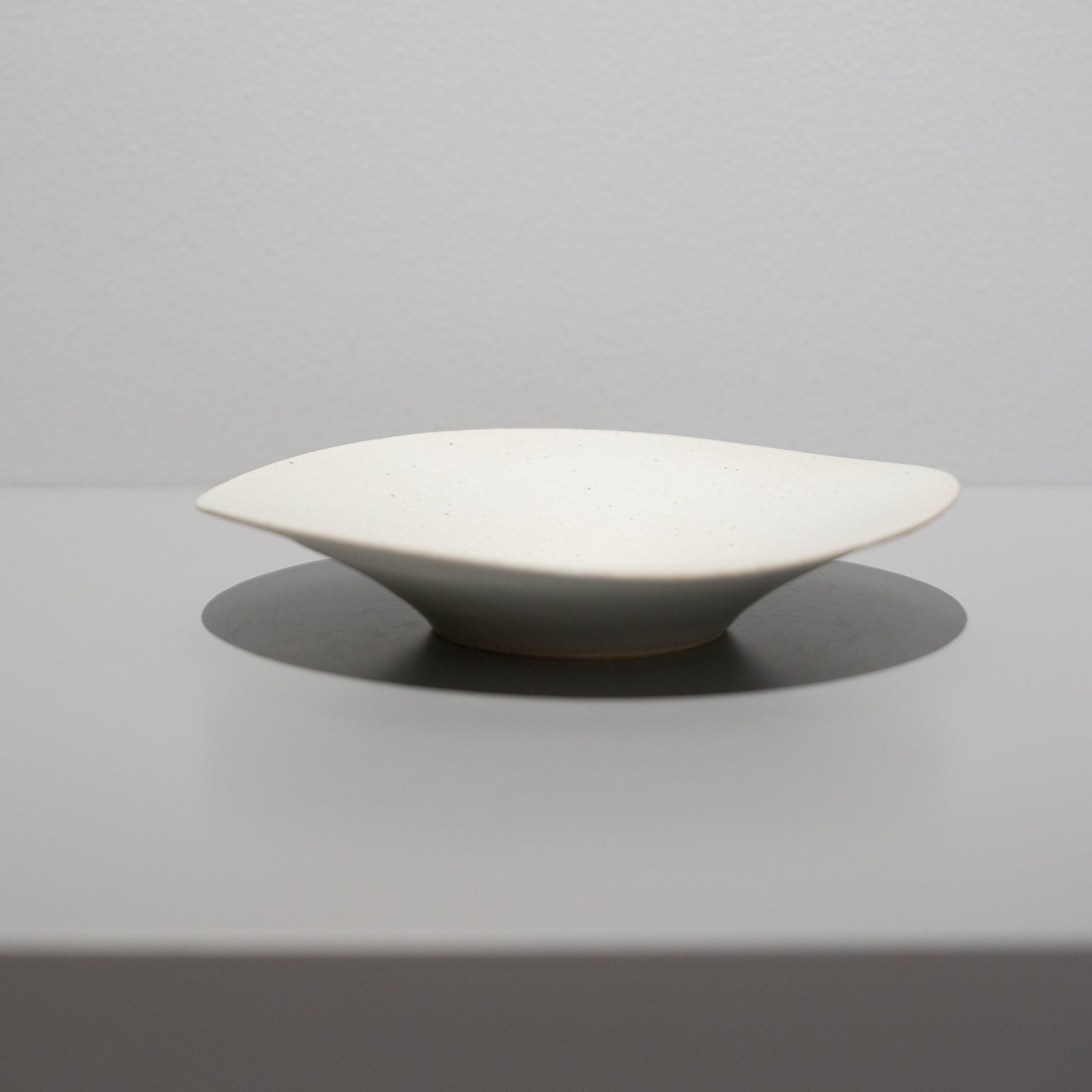 岩佐昌昭 / 平皿5寸 白 – HULS GALLERY TOKYO | 現代工芸ギャラリー