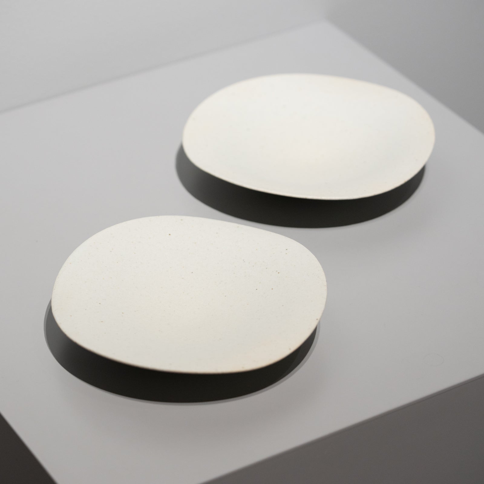 岩佐昌昭　皿　大　白　2枚セット 岩佐昌昭 / 平皿5寸 白 – HULS GALLERY TOKYO | 現代工芸ギャラリー