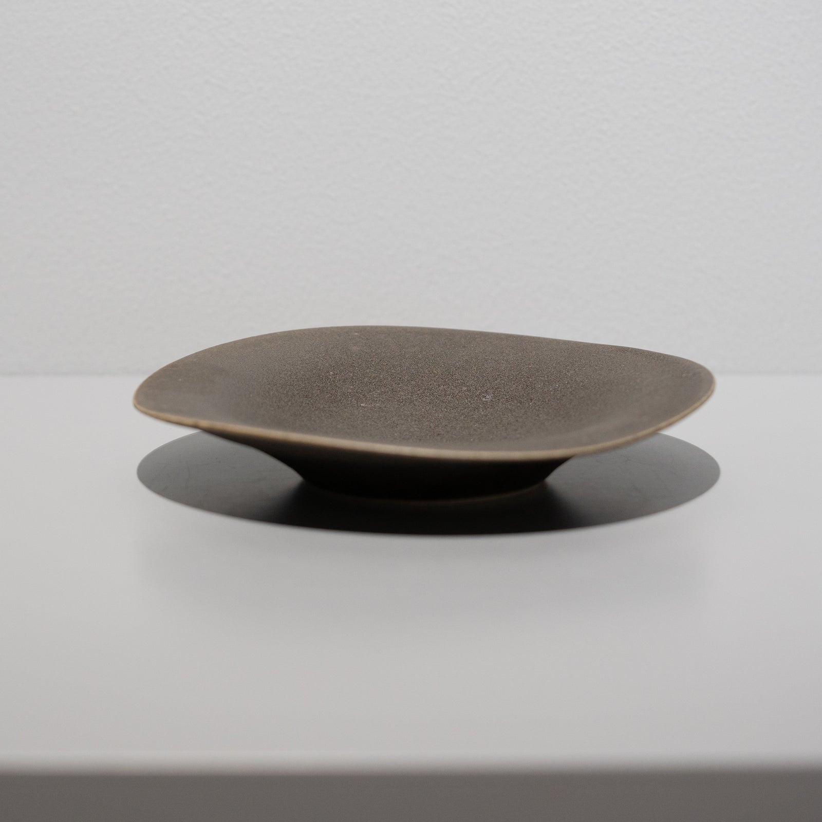 岩佐昌昭 / 平皿5寸 黒 – HULS GALLERY TOKYO | 現代工芸ギャラリー