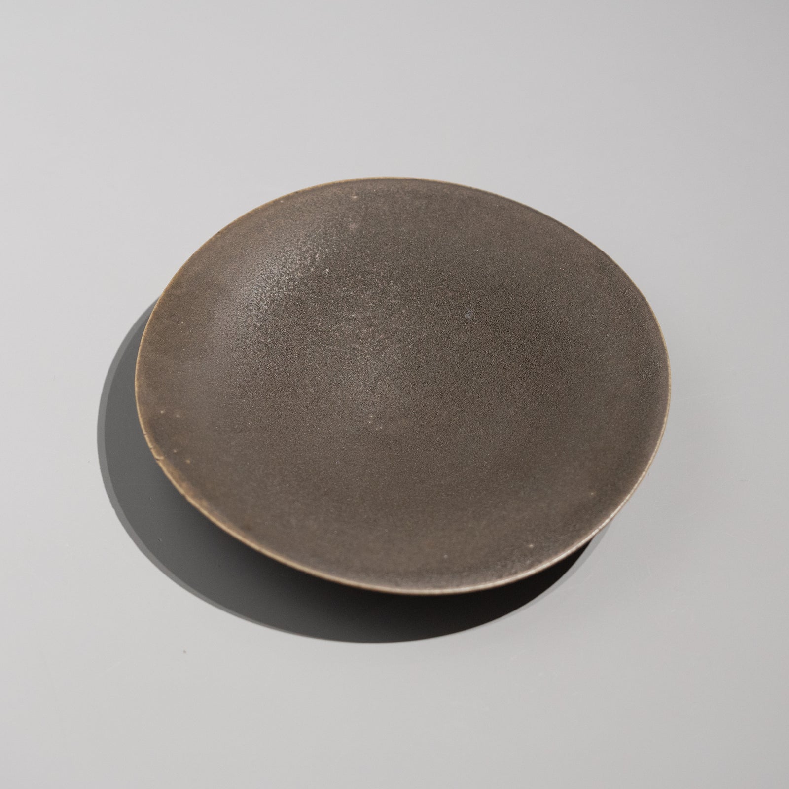 岩佐昌昭　皿　小　白　2枚セット 岩佐昌昭 / 平皿5寸 白 – HULS GALLERY TOKYO | 現代工芸ギャラリー