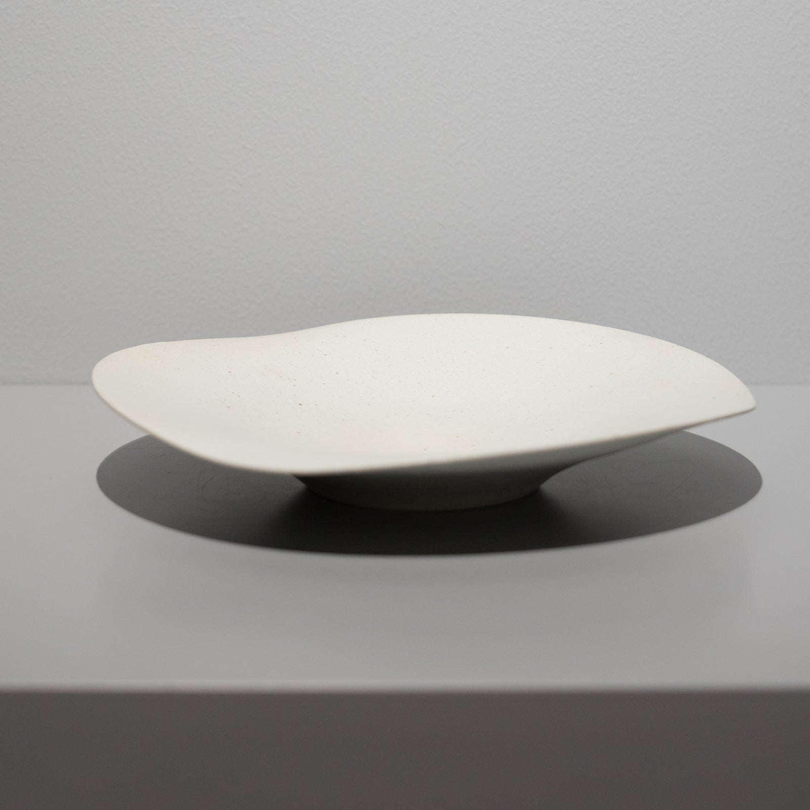 岩佐昌昭 / 平皿7寸 白 – HULS GALLERY TOKYO | 現代工芸ギャラリー