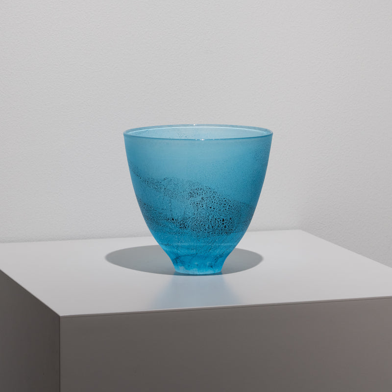青と白のストライプ ガラス高台小鉢 1対 関野ゆうこ / 蒼の重なり 高台鉢（一点物） – HULS GALLERY TOKYO