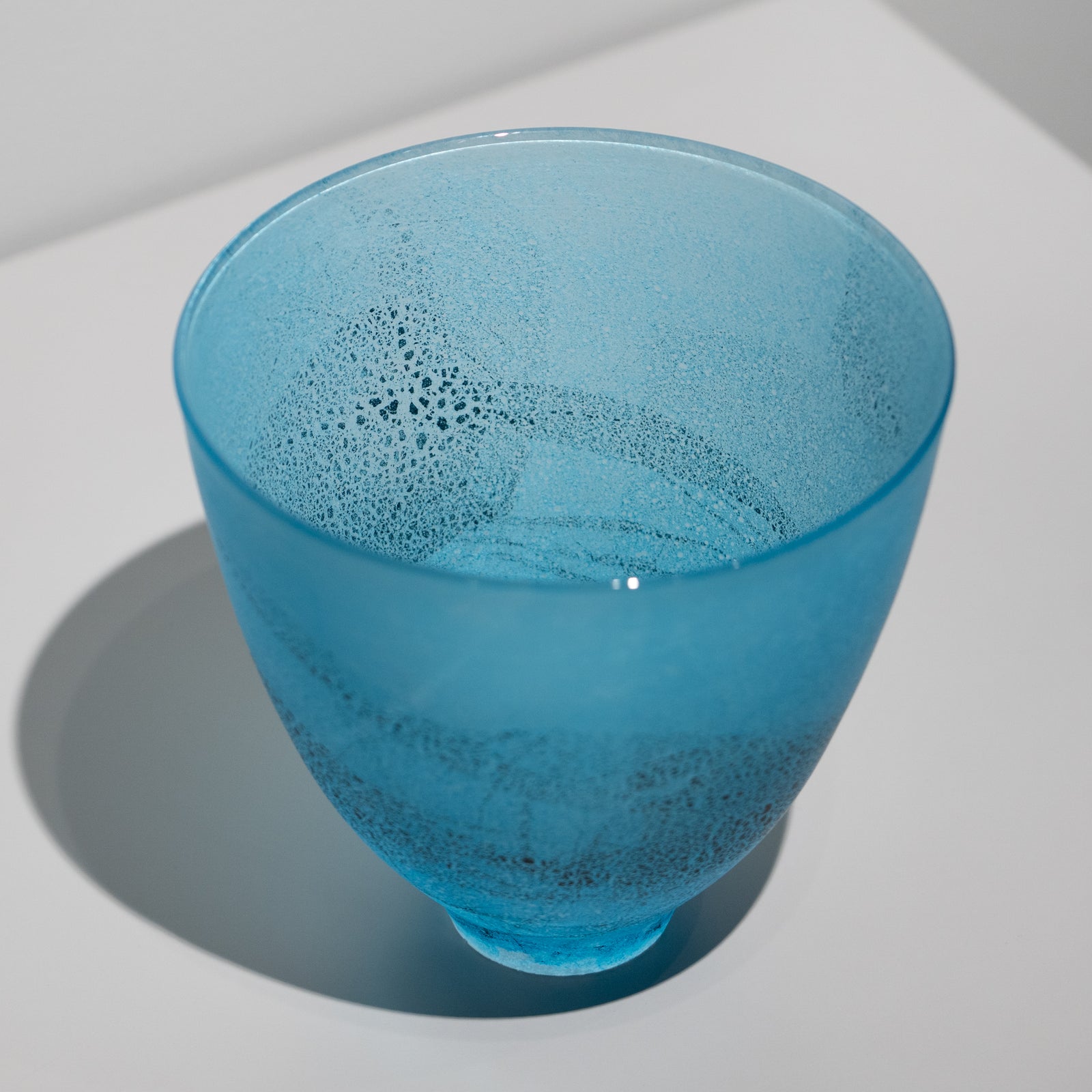 関野ゆうこ / 蒼の重なり 高台鉢（一点物） – HULS GALLERY TOKYO