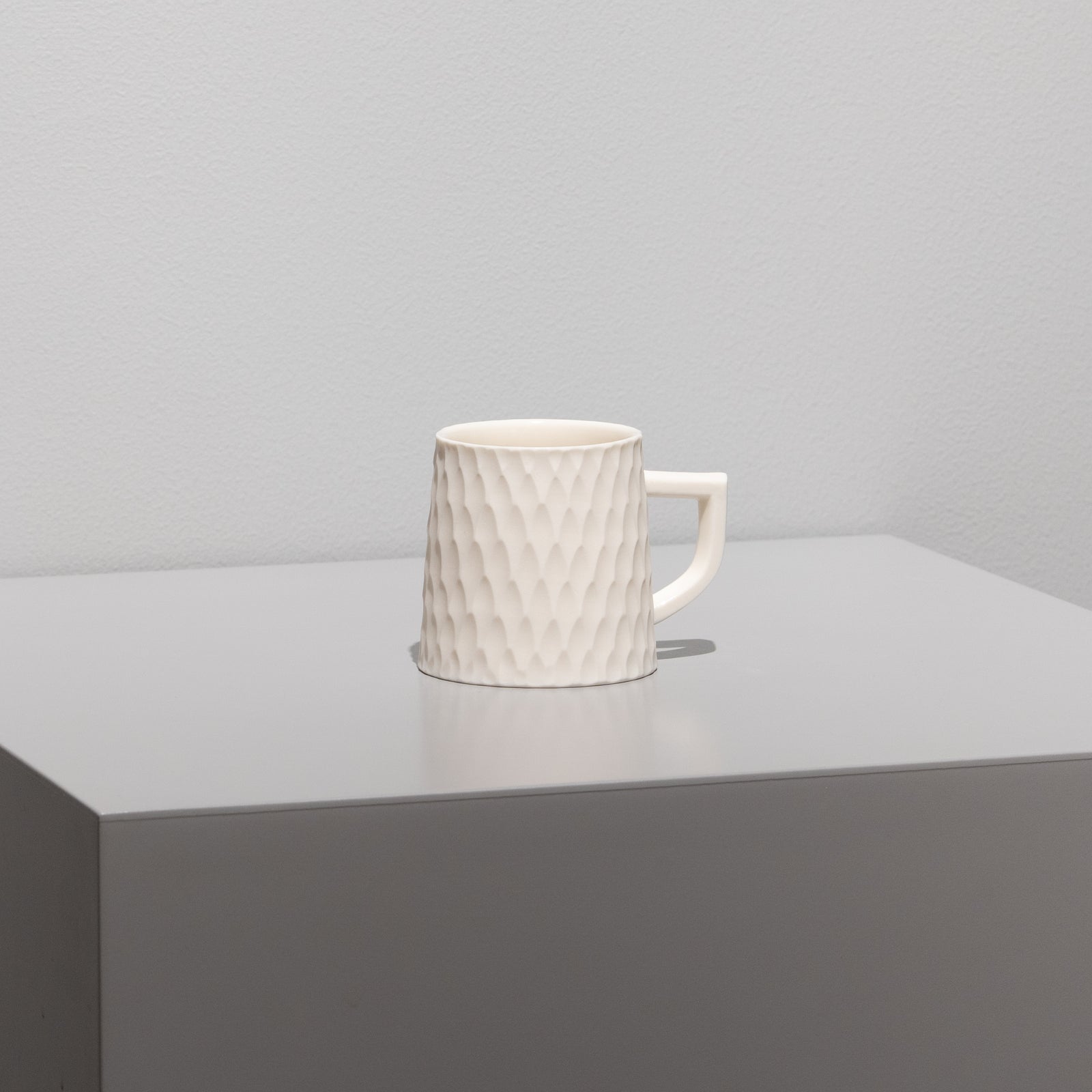 安藤良輔 / Lマグ 彫紋焼き締め – HULS GALLERY TOKYO | 現代工芸