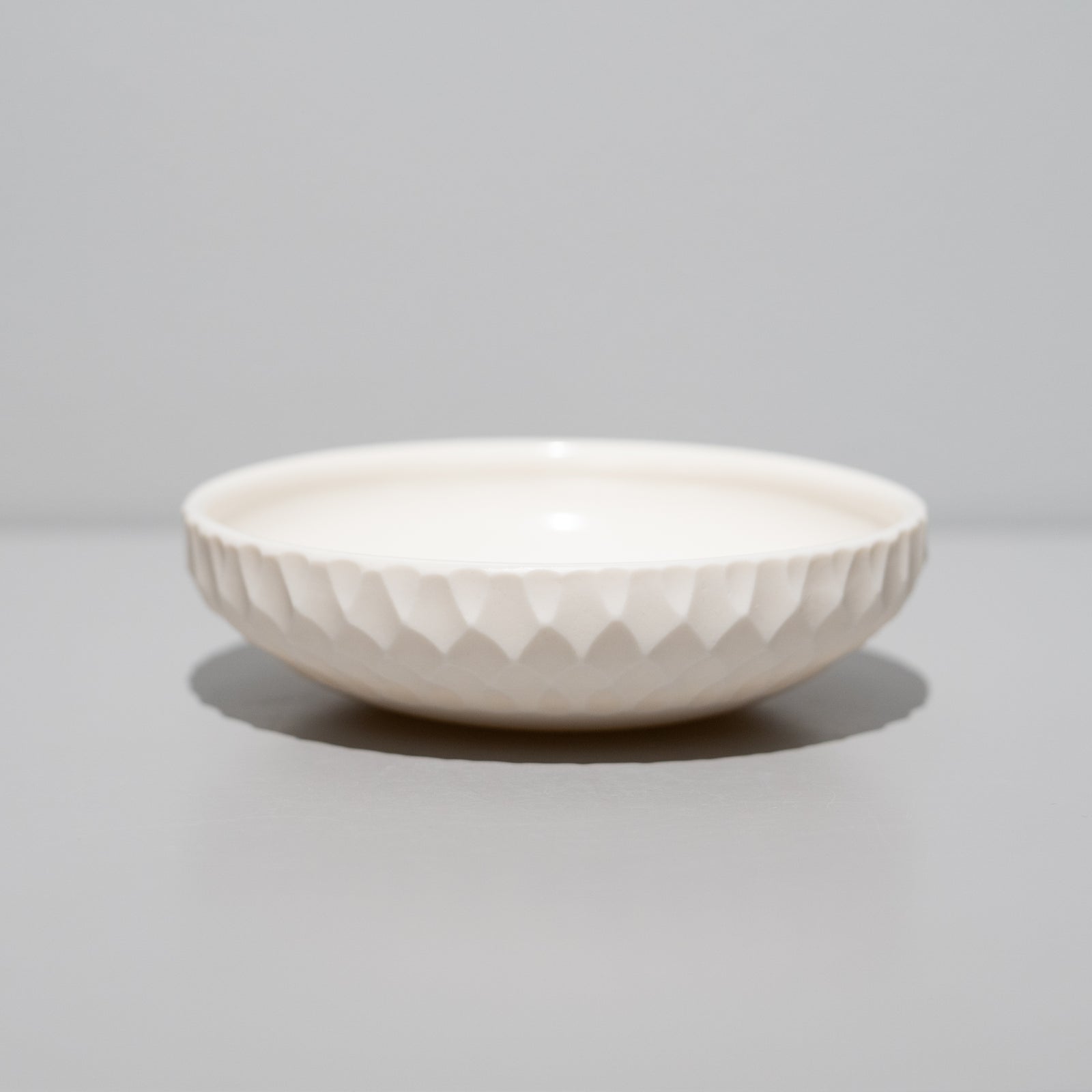 安藤良輔 / 彫紋浅鉢 小 焼き締め – HULS GALLERY TOKYO | 現代工芸