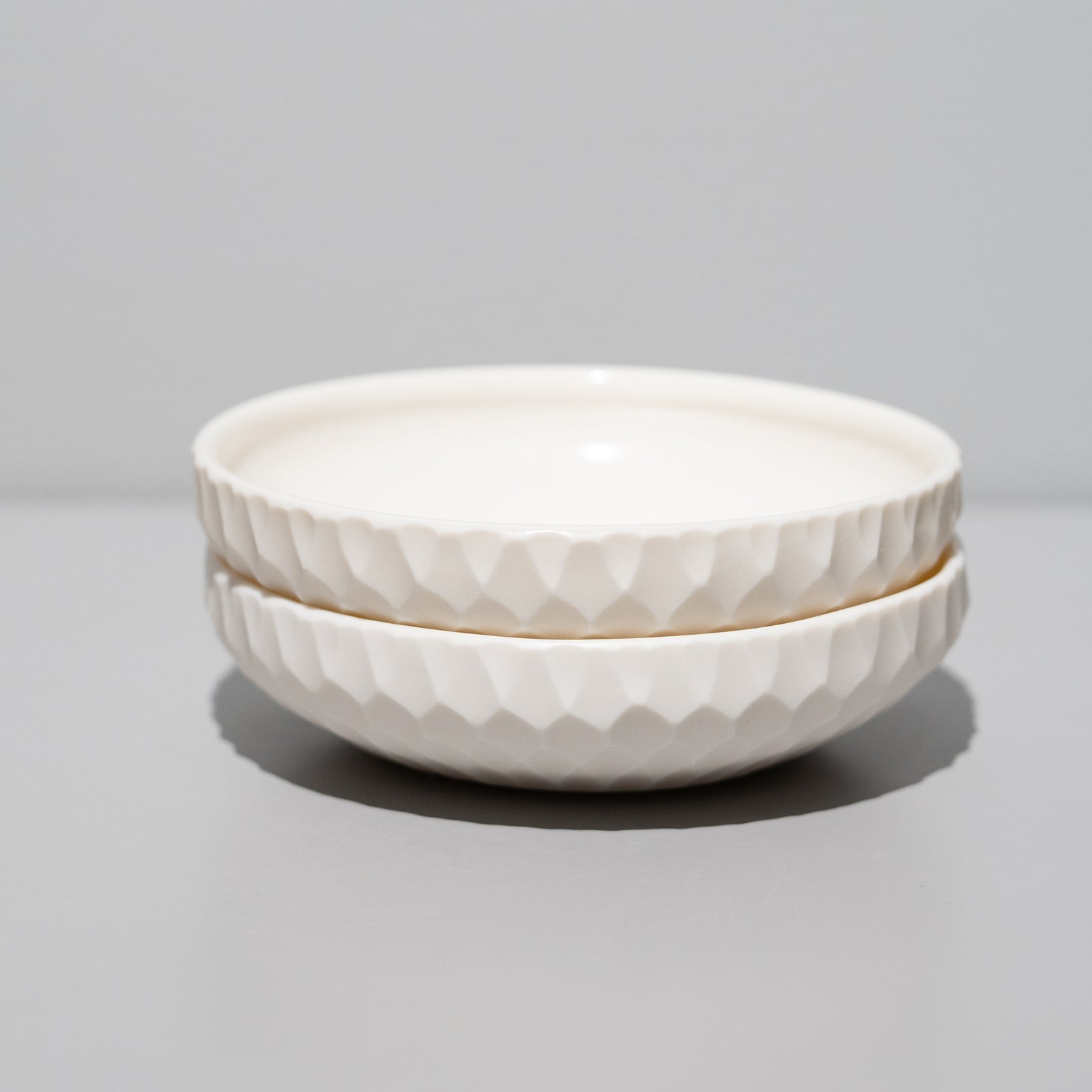 安藤良輔 / 彫紋浅鉢 小 焼き締め – HULS GALLERY TOKYO | 現代工芸