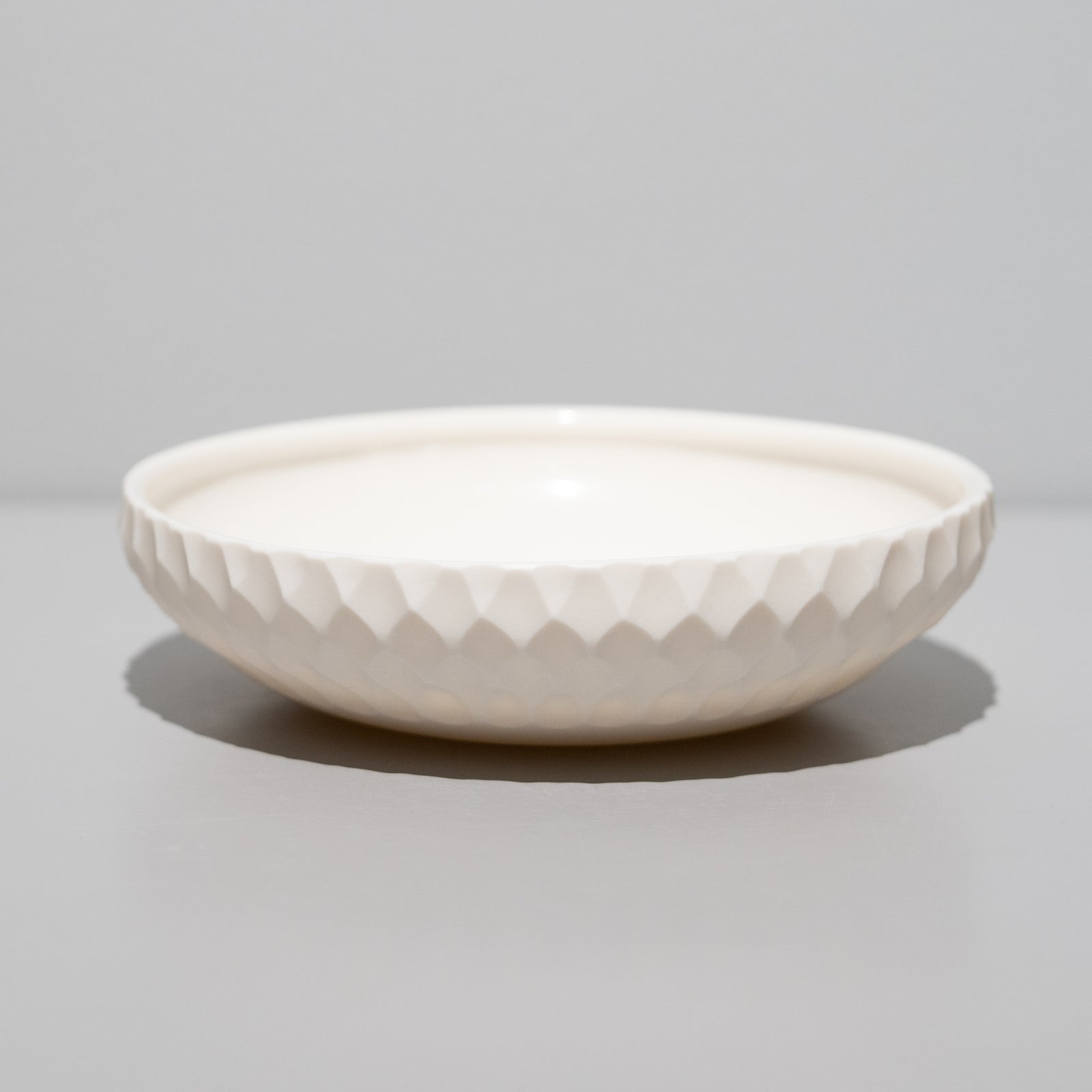 安藤良輔 / 彫紋浅鉢 中 焼き締め – HULS GALLERY TOKYO | 現代工芸