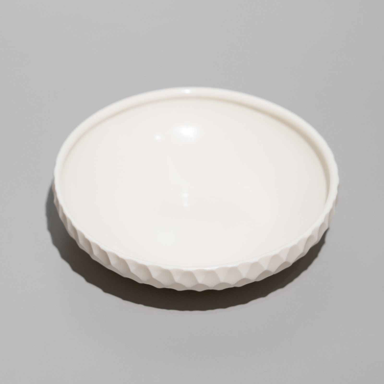 安藤良輔 / 彫紋浅鉢 中 焼き締め – HULS GALLERY TOKYO | 現代工芸