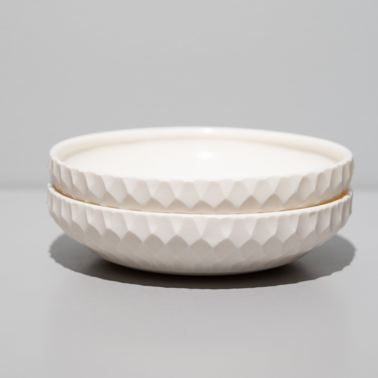 加藤　釥　手作　丸寿窯　良寿 安藤良輔 / 彫紋浅鉢 中 焼き締め – HULS GALLERY TOKYO | 現代工芸