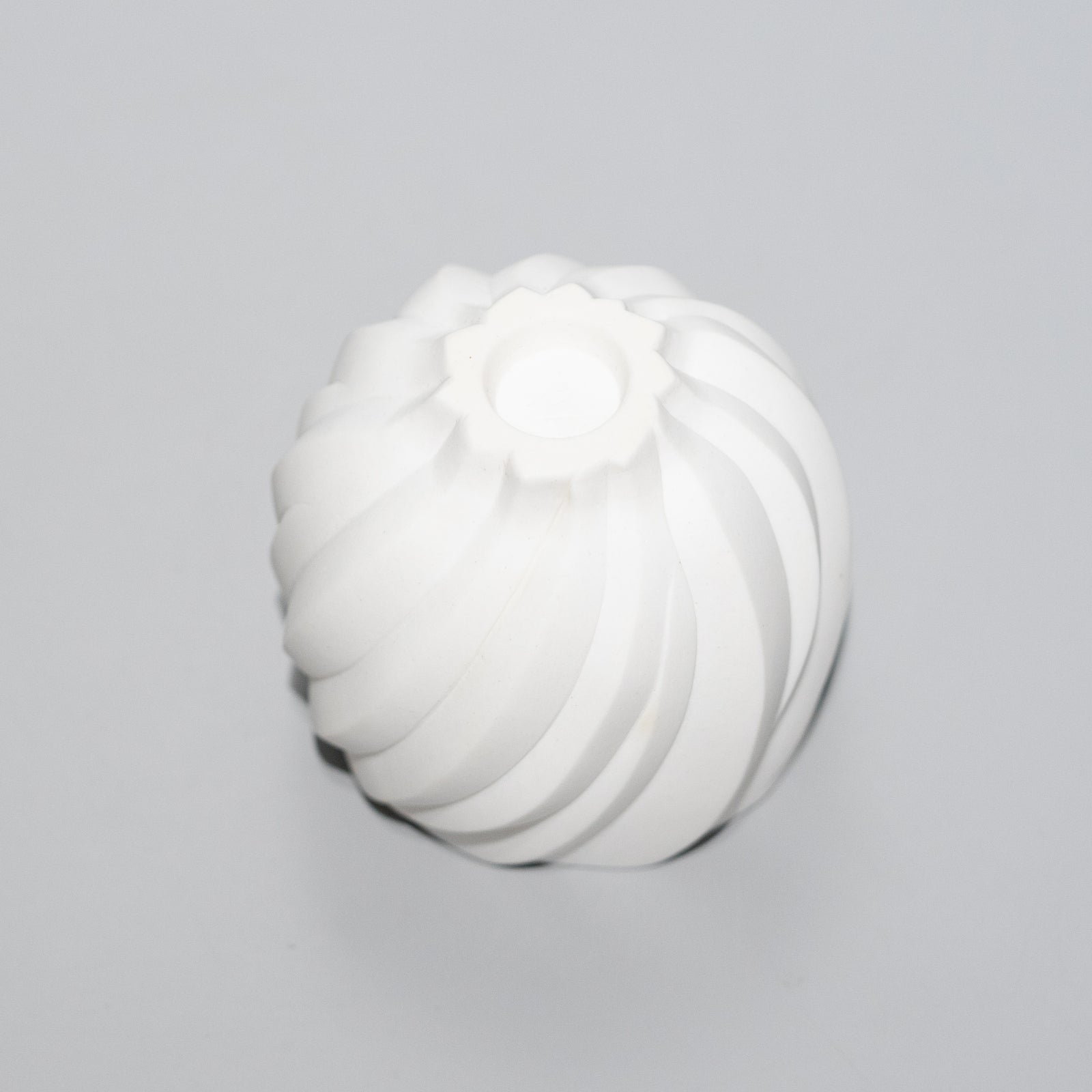 高橋奈己 / 白磁盃（一点物） – HULS GALLERY TOKYO | 現代工芸ギャラリー