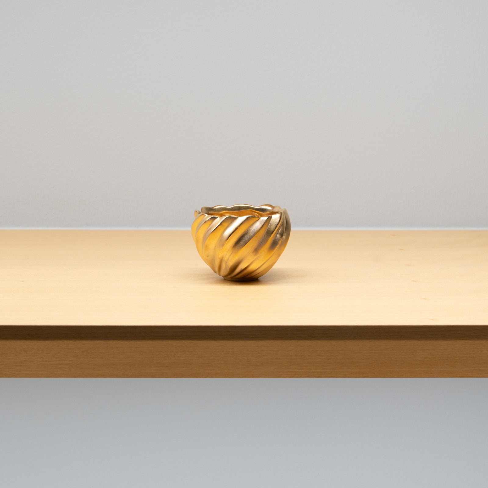 高橋奈己 / 金彩盃（一点物） – HULS GALLERY TOKYO | 現代工芸ギャラリー