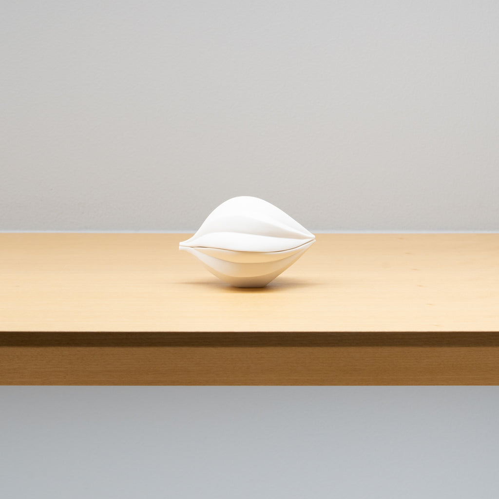 高橋奈己 / 白磁の実（一点物） – HULS GALLERY TOKYO | 現代工芸