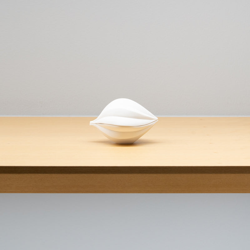 限定sale高橋奈己 『 白磁の皿 』.365x 335mm／現代美術オブジェ 高橋奈己 / 白磁の実（一点物） – HULS GALLERY TOKYO | 現代工芸