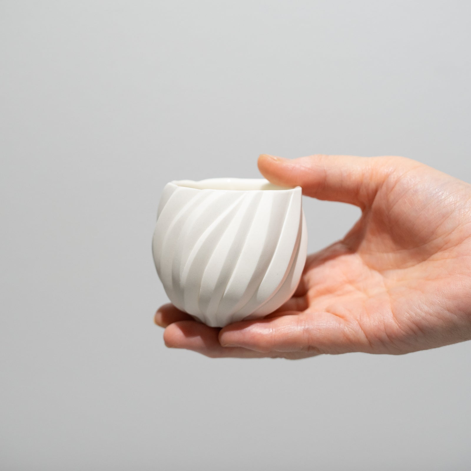 高橋奈己 / 白磁盃（一点物） – HULS GALLERY TOKYO | 現代工芸ギャラリー
