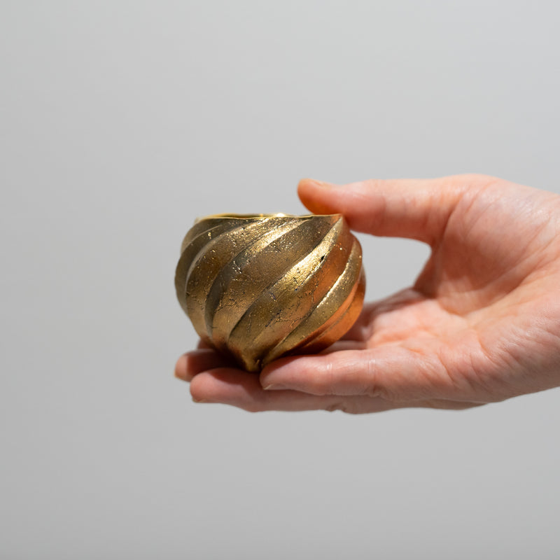 <tc>Nami Takahashi / Gold sake cup with Gosu</tc>