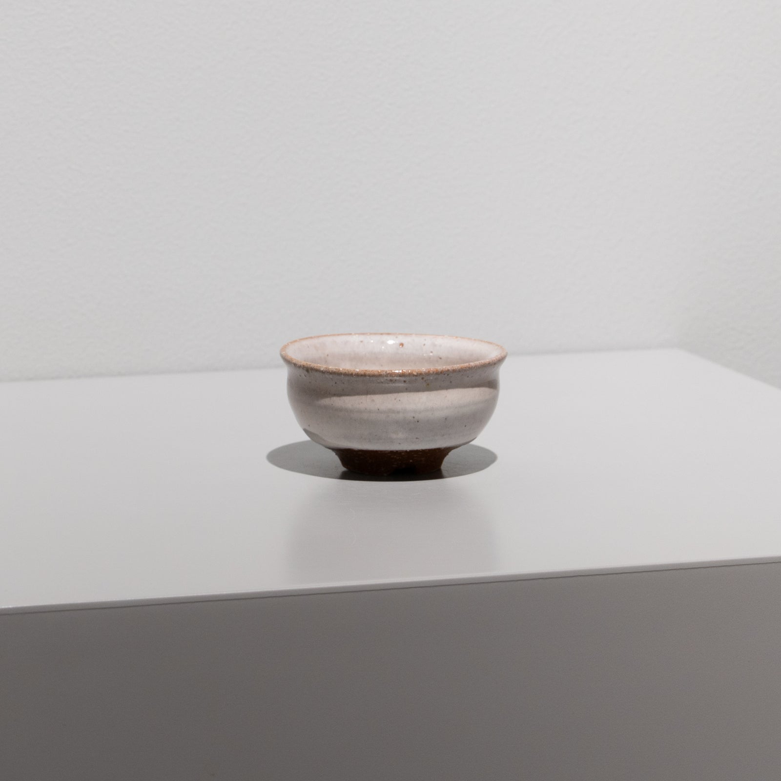 岡田泰 / 白萩釉窯変ぐい呑（一点物） – HULS GALLERY TOKYO | 現代