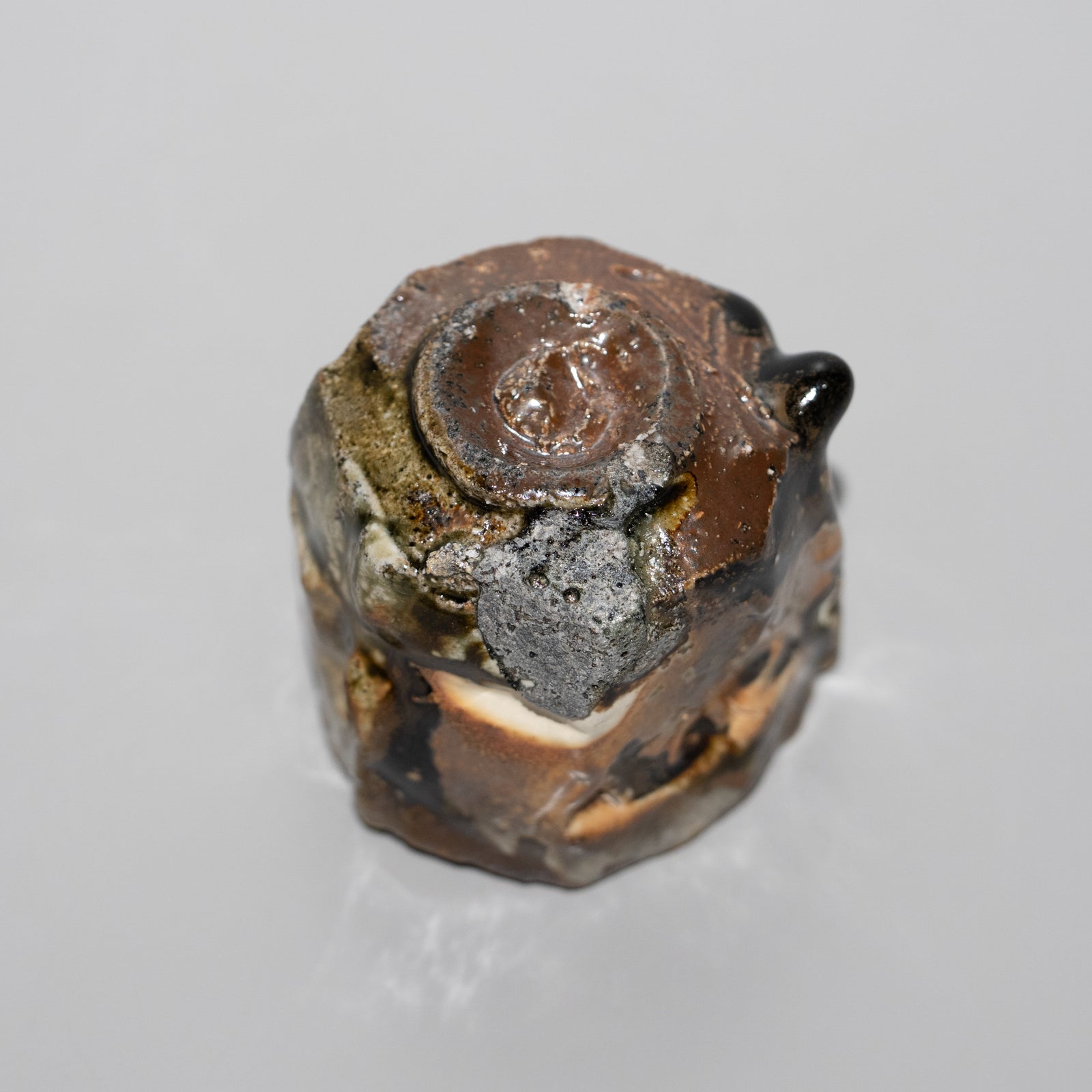 今西公彦 /黒丹波刳貫酒呑（一点物） – HULS GALLERY TOKYO | 現代工芸