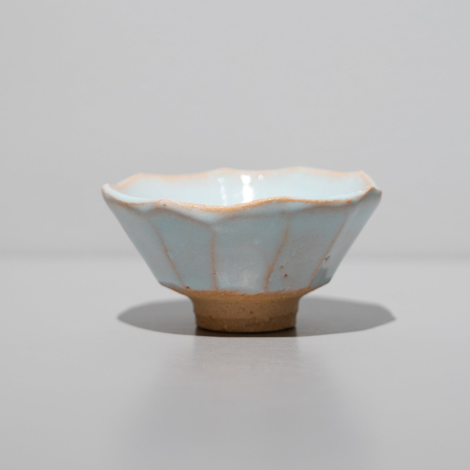 岡田泰 / 淡青釉面取ぐい呑（一点物） – HULS GALLERY TOKYO | 現代