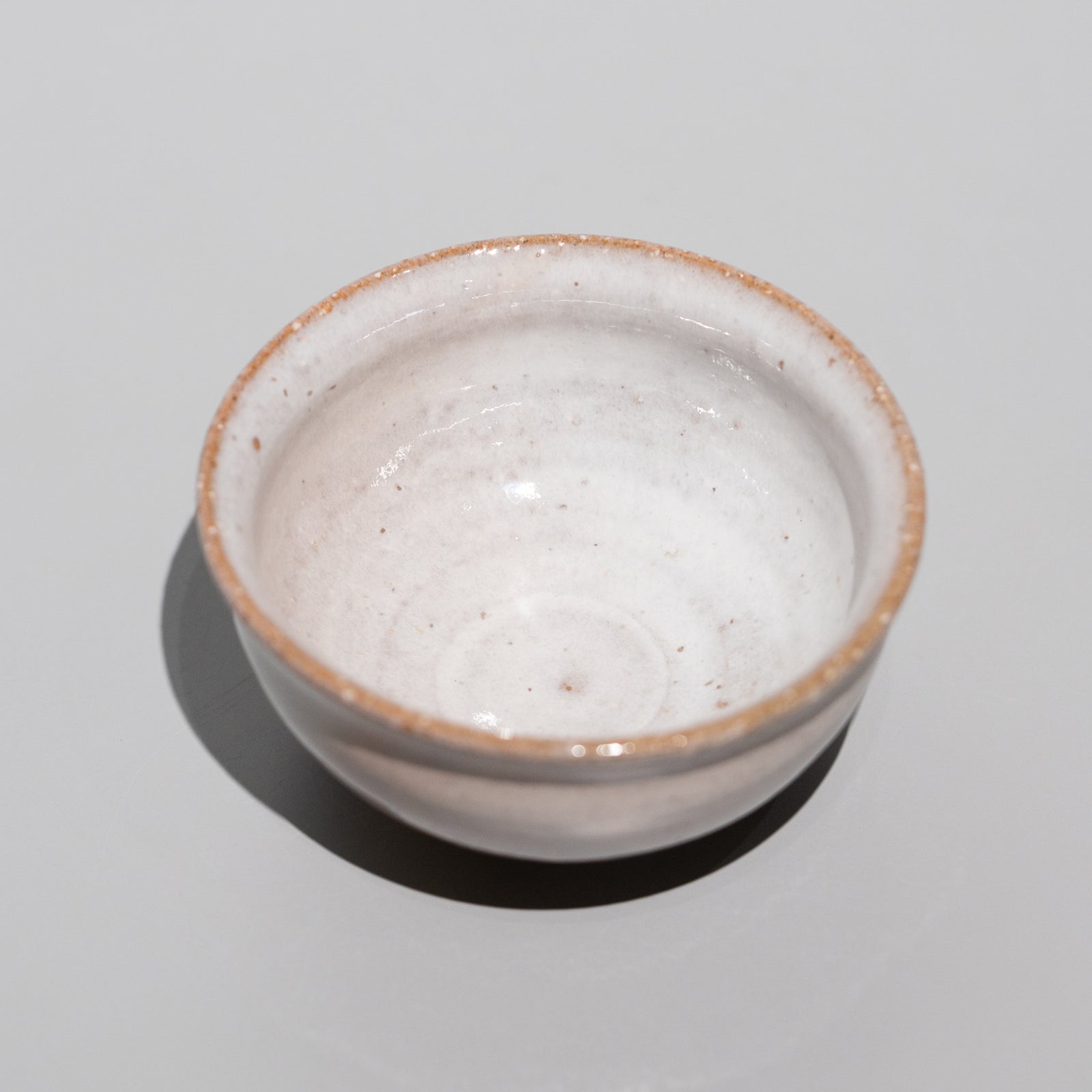 岡田泰 / 白萩釉窯変ぐい呑（一点物） – HULS GALLERY TOKYO | 現代