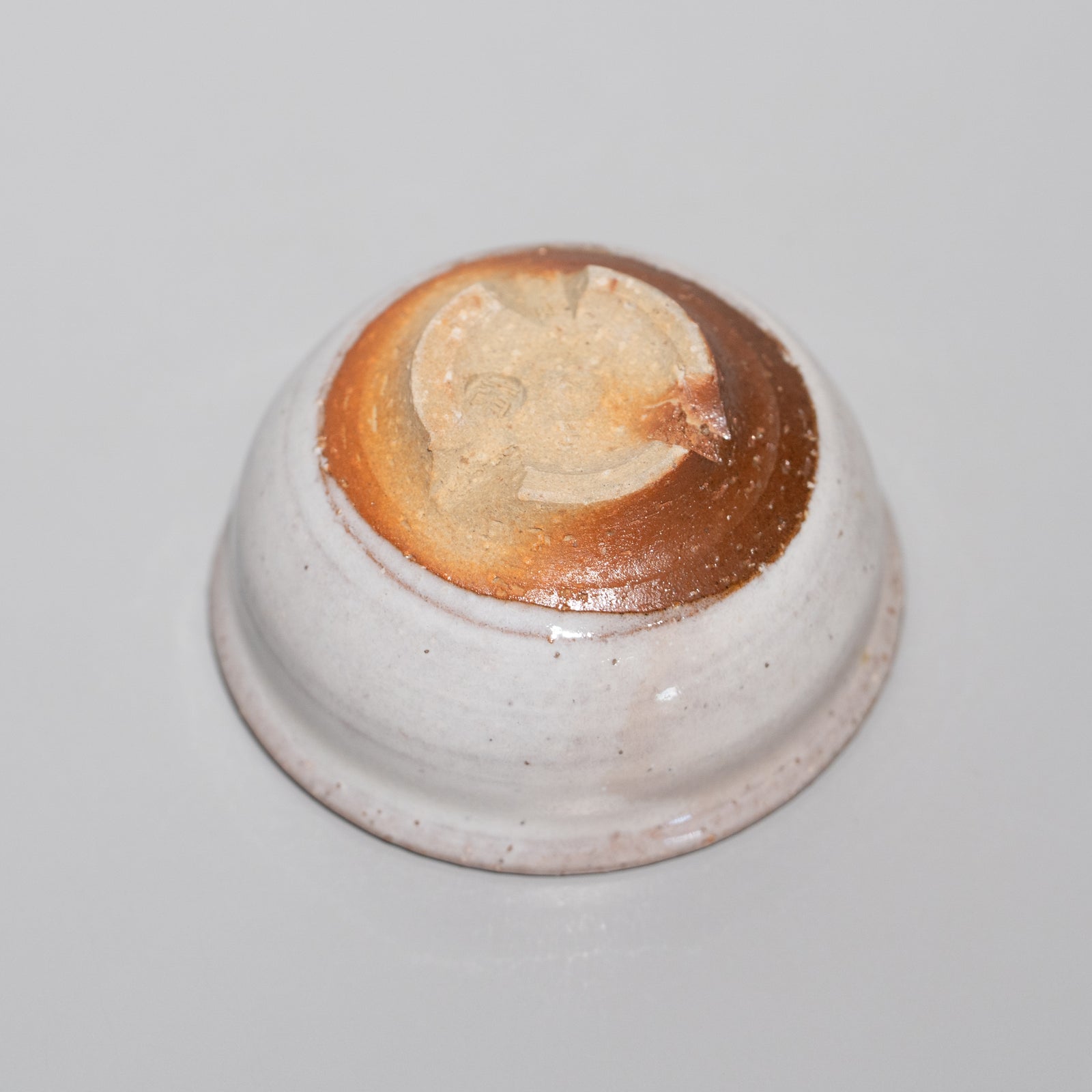 岡田泰 / 白萩釉窯変ぐい呑（一点物） – HULS GALLERY TOKYO | 現代