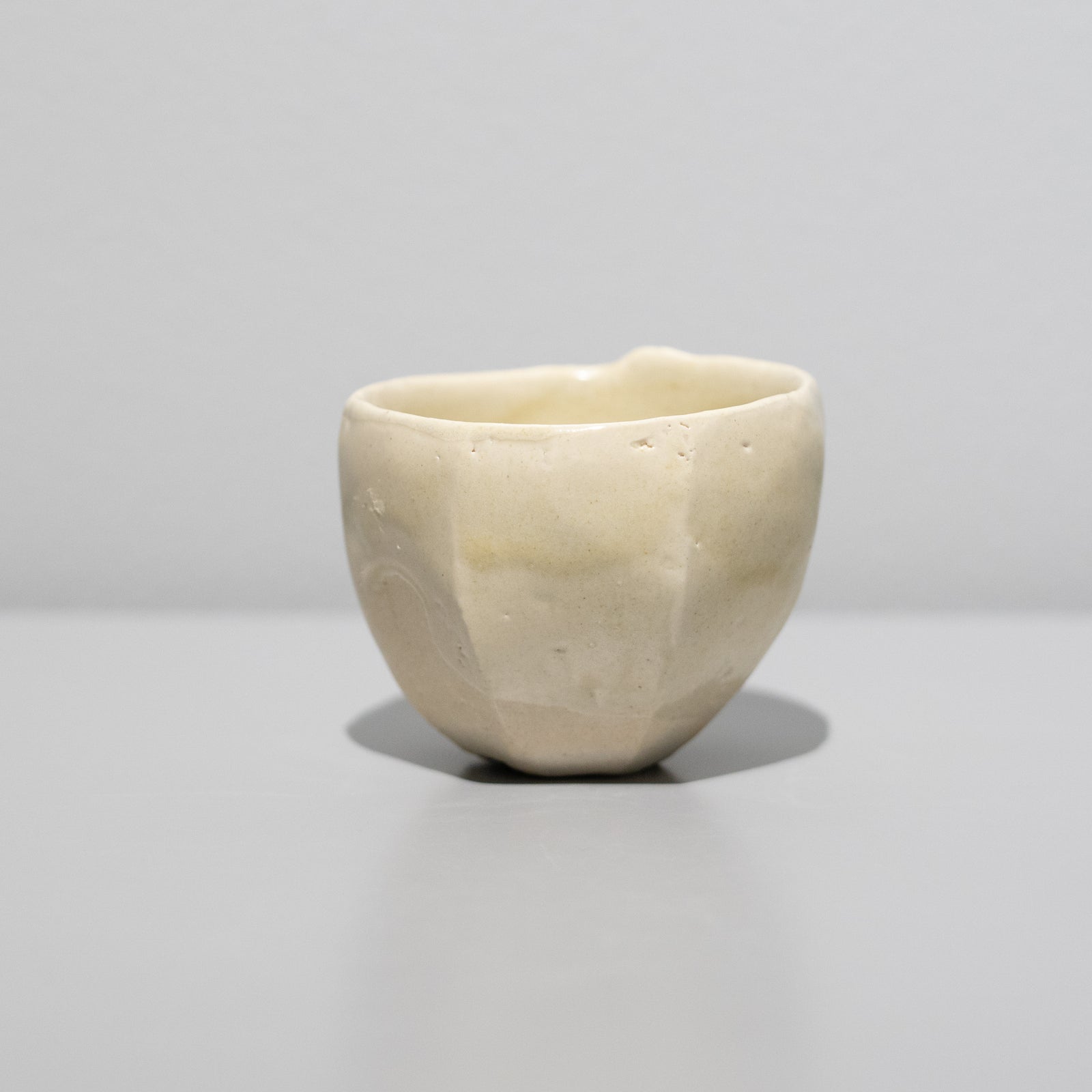 安永頼山 / 白釉面取酒呑（一点物） – HULS GALLERY TOKYO | 現代工芸