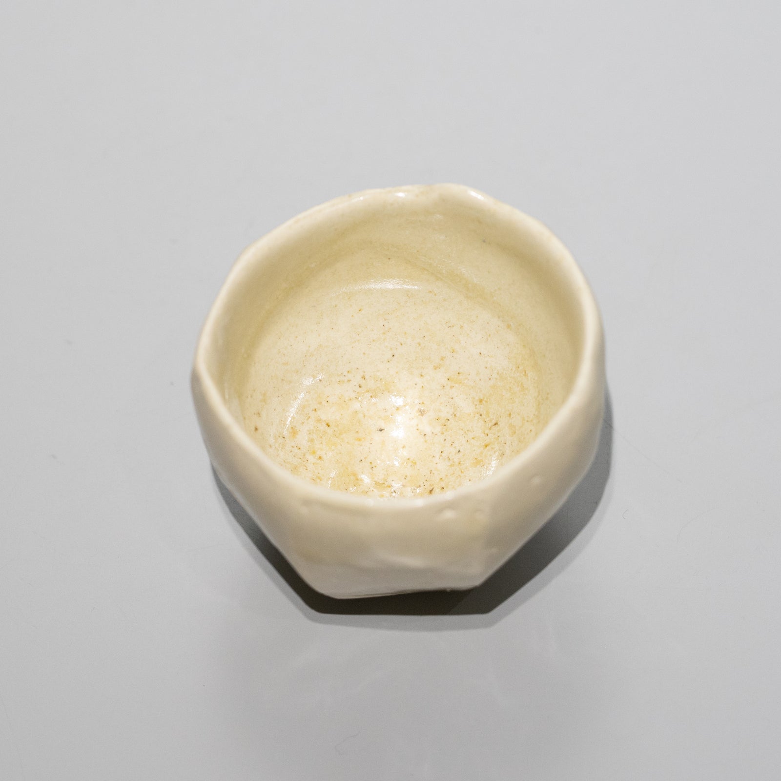 安永頼山 / 白釉面取酒呑（一点物） – HULS GALLERY TOKYO | 現代工芸