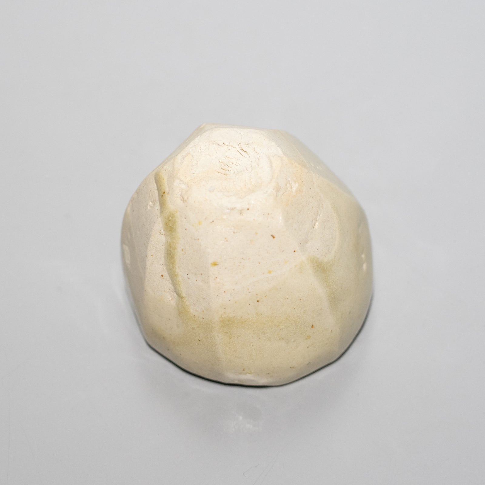 安永頼山 / 白釉面取酒呑（一点物） – HULS GALLERY TOKYO | 現代工芸
