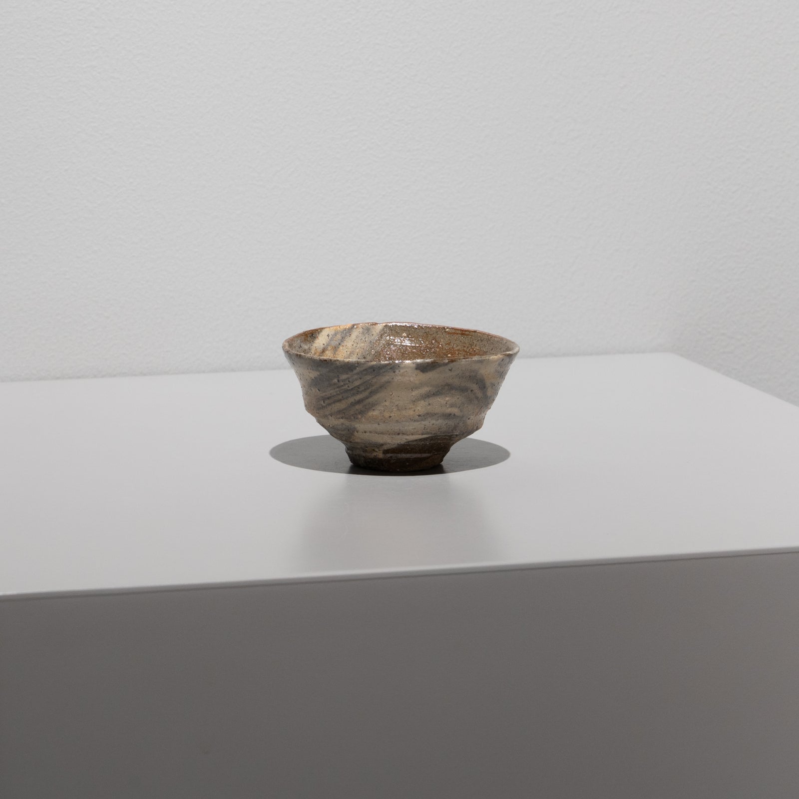 坂倉新兵衛 / 刷毛目酒盃（一点物） – HULS GALLERY TOKYO | 現代工芸
