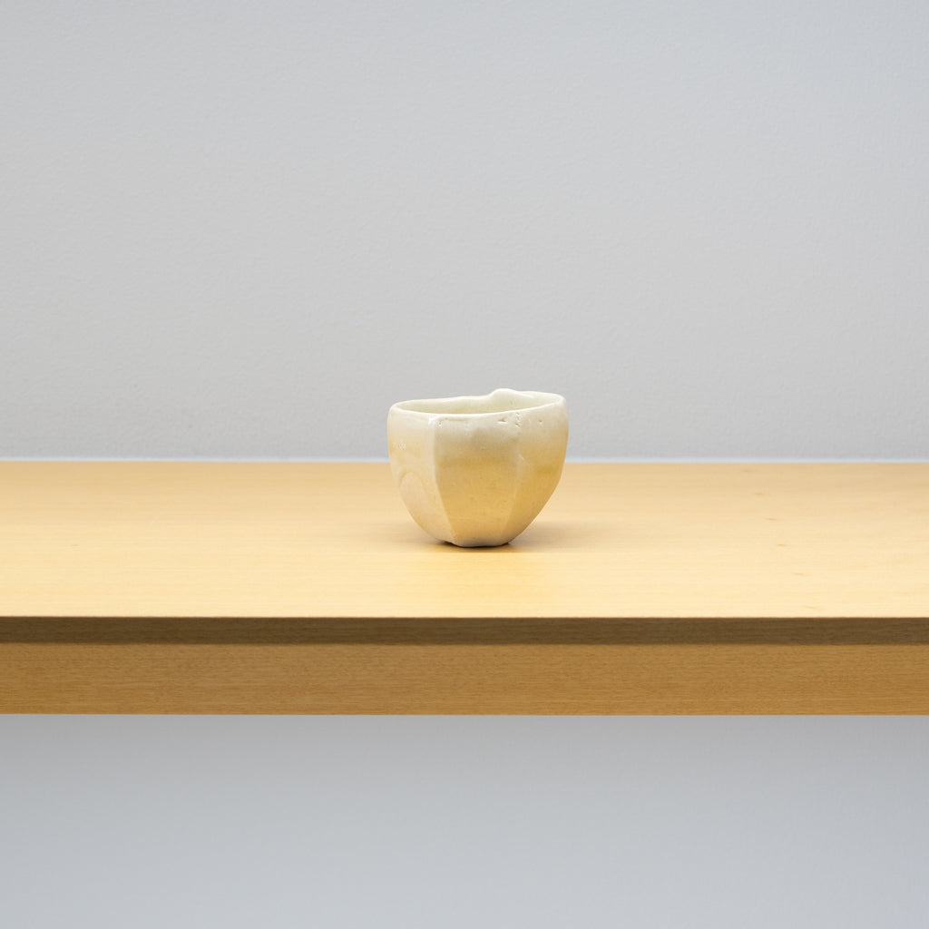 安永頼山 / 白釉面取酒呑（一点物） – HULS GALLERY TOKYO | 現代工芸
