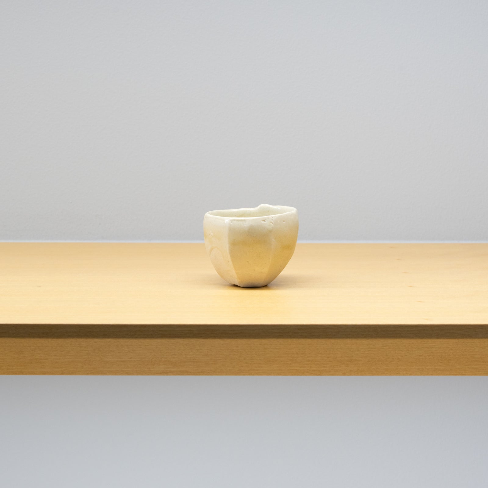 安永頼山 / 白釉面取酒呑（一点物） – HULS GALLERY TOKYO | 現代工芸