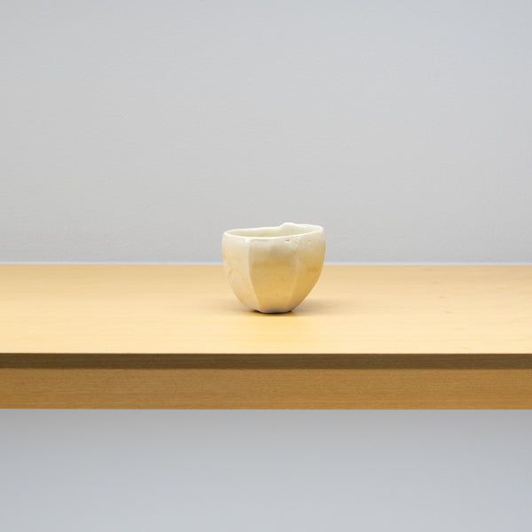 安永頼山 / 白釉面取酒呑（一点物） – HULS GALLERY TOKYO | 現代工芸