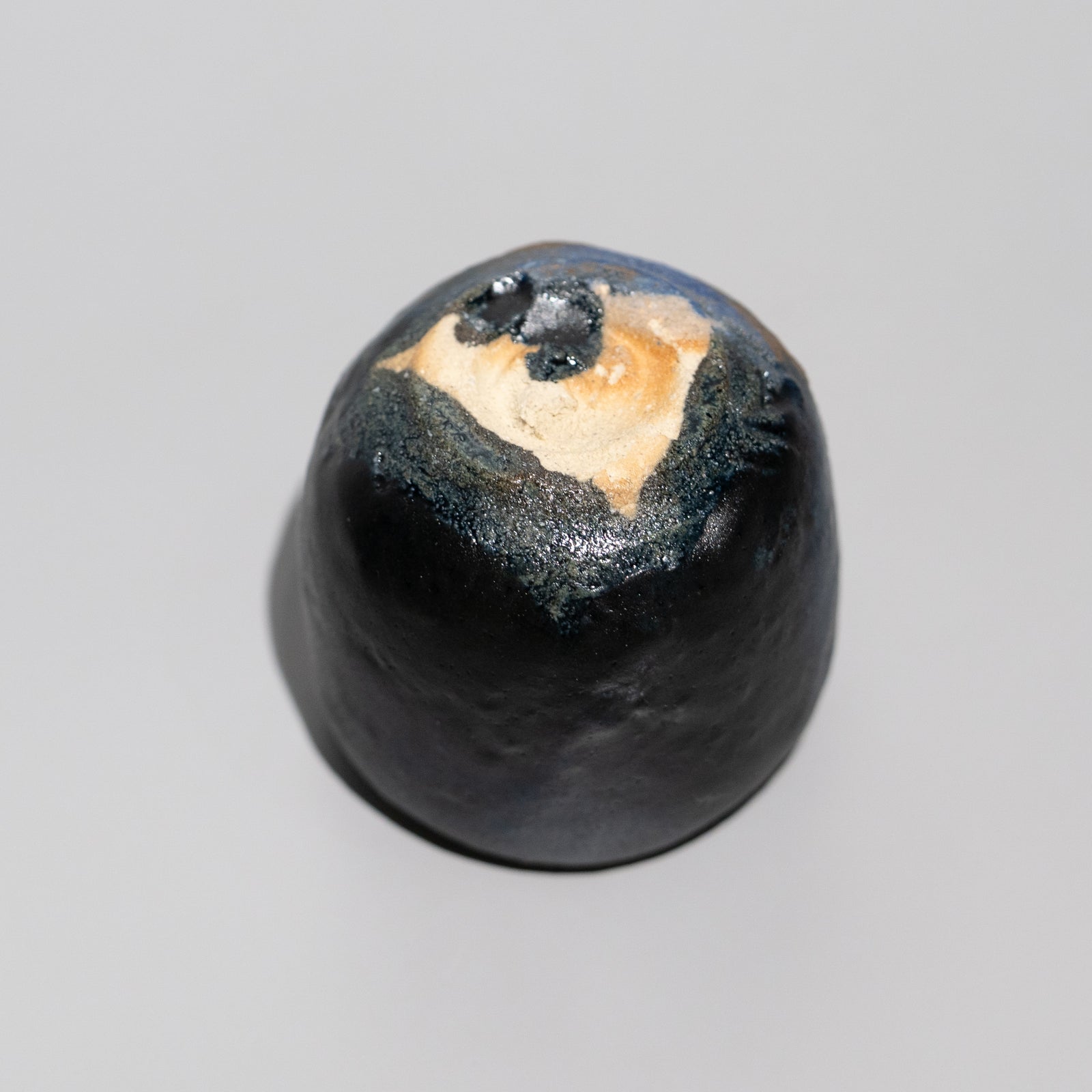 加藤亮太郎 / 瑠璃黒酒呑（一点物） – HULS GALLERY TOKYO | 現代工芸