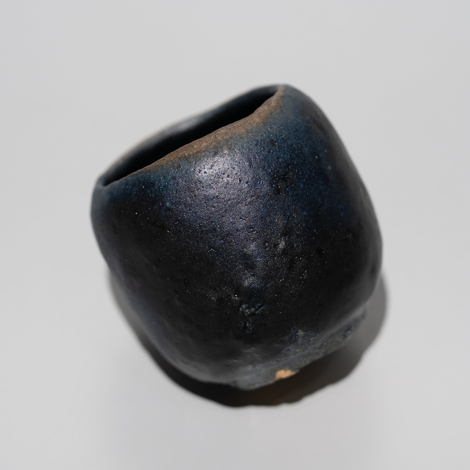 加藤亮太郎 / 瑠璃黒酒呑（一点物） – HULS GALLERY TOKYO | 現代工芸