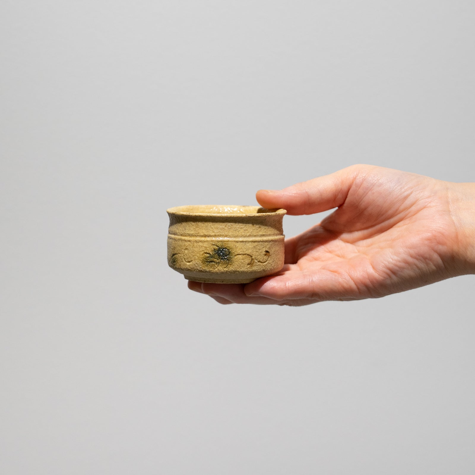 西岡悠 / 黄瀬戸ぐい呑（一点物） – HULS GALLERY TOKYO | 現代工芸