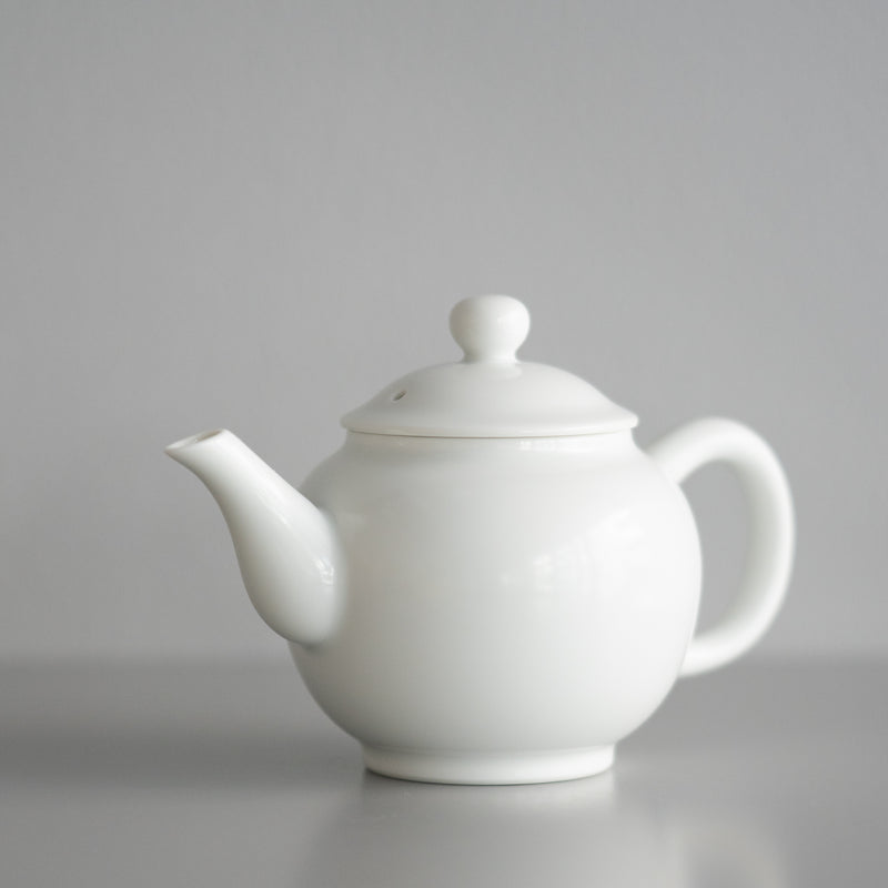 <tc>Seigo Nakamura / White Teapot</tc>