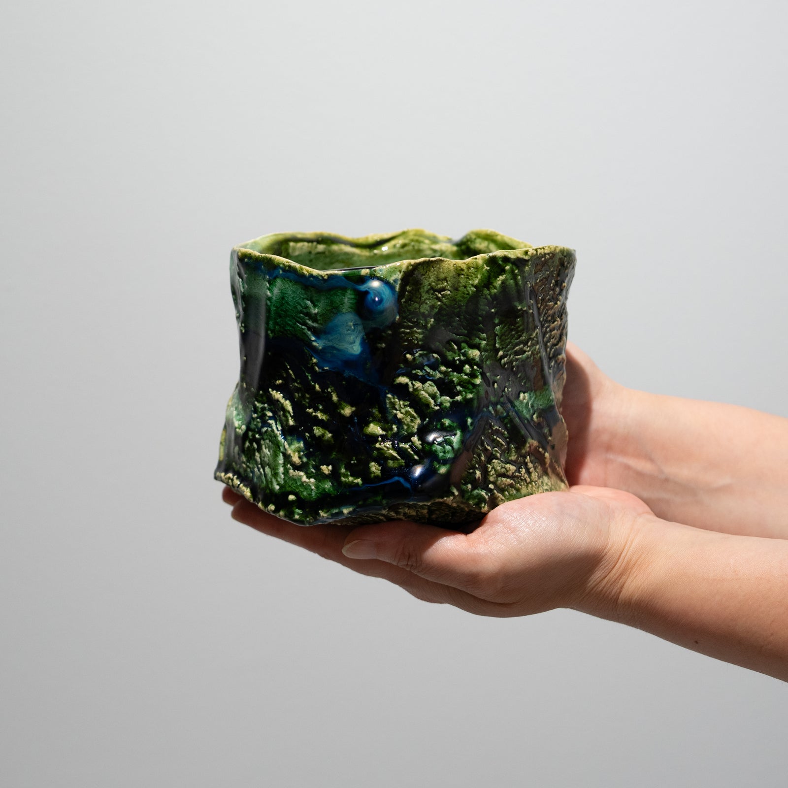 山口真人　織部焼　3足 蝶型陶器皿 緑と青のグラデーション 山口真人 / 織部茶碗（一点物） – HULS GALLERY TOKYO | 現代工芸