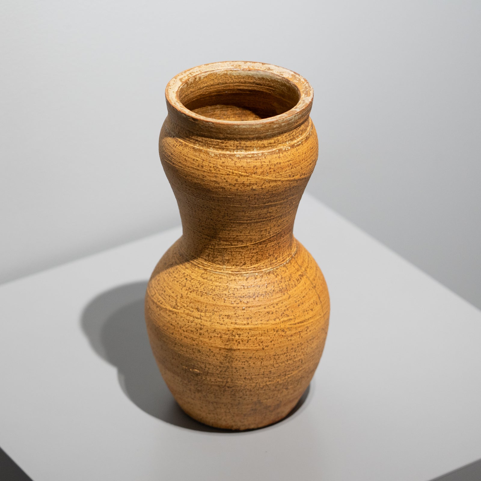坂倉正紘 / 刷毛目花入（一点物） – HULS GALLERY TOKYO | 現代工芸