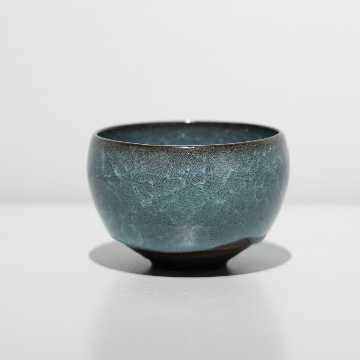 陶芸家　作者不明　作家物　鈞窯釉　天目釉　酒器　平盃　ぐい呑　杯　酒杯　2点 陶芸家 作者不明 作家物 鈞窯釉 天目釉 酒器 平盃 ぐい呑