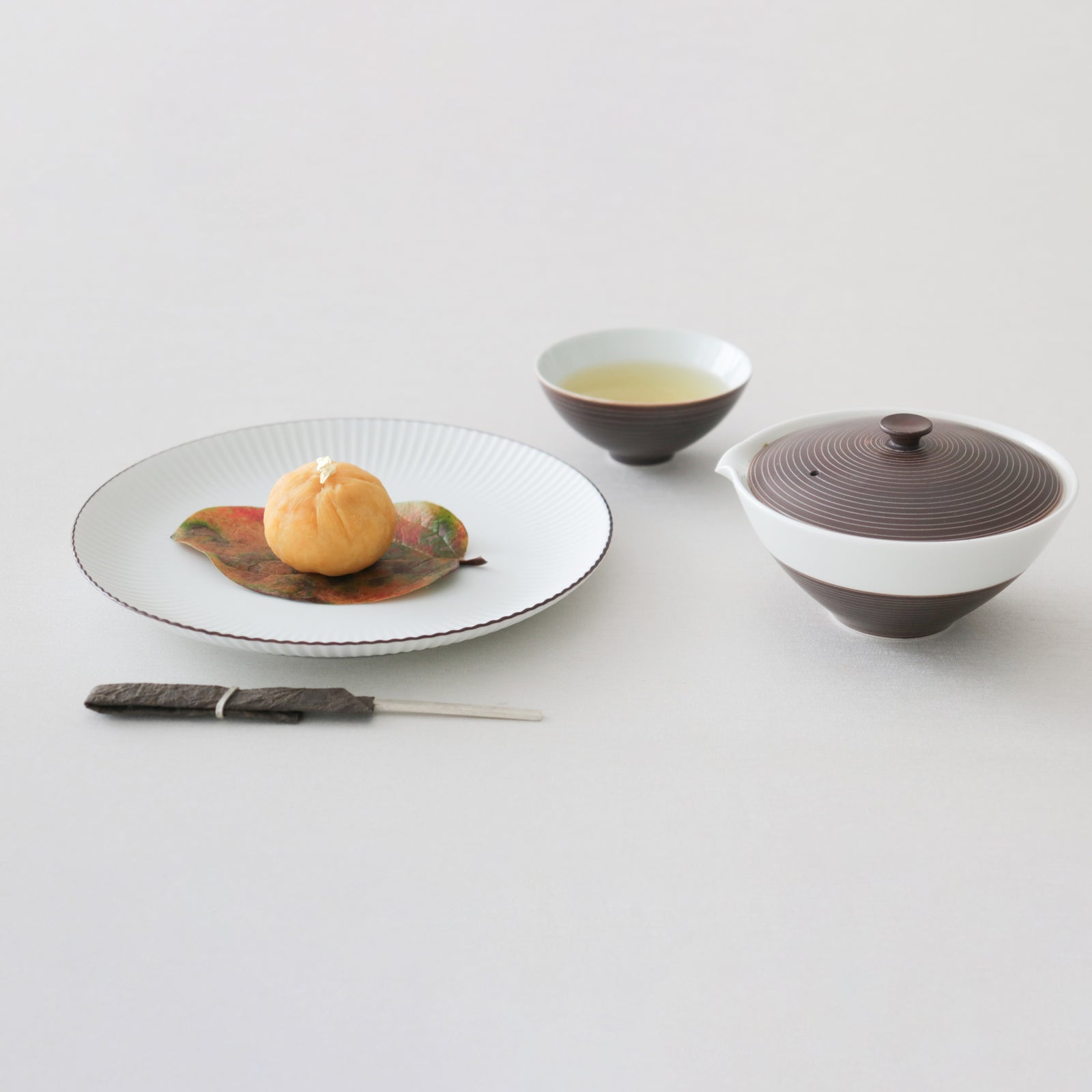 白磁ブラスト 鎬和皿（S）ふち錆あり – HULS GALLERY TOKYO | 現代工芸