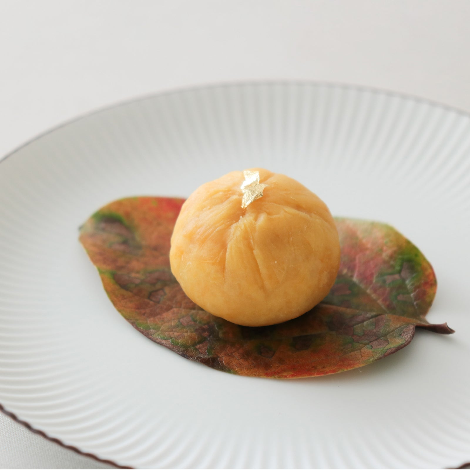 鎬 白磁ブラスト BOWL/Lふち錆あり 白磁ブラスト 鎬和皿（S）ふち錆あり – HULS GALLERY TOKYO | 現代工芸