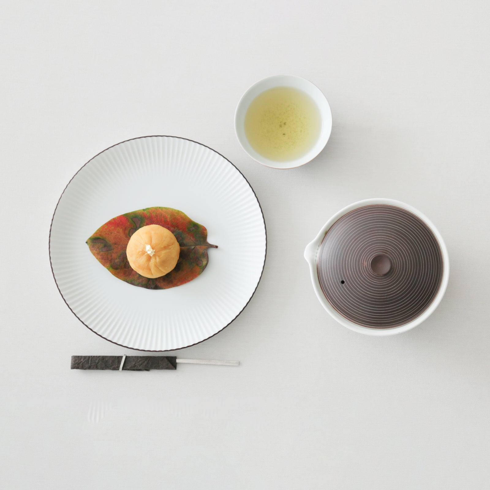 白磁ブラスト 鎬和皿（S）ふち錆あり – HULS GALLERY TOKYO | 現代工芸