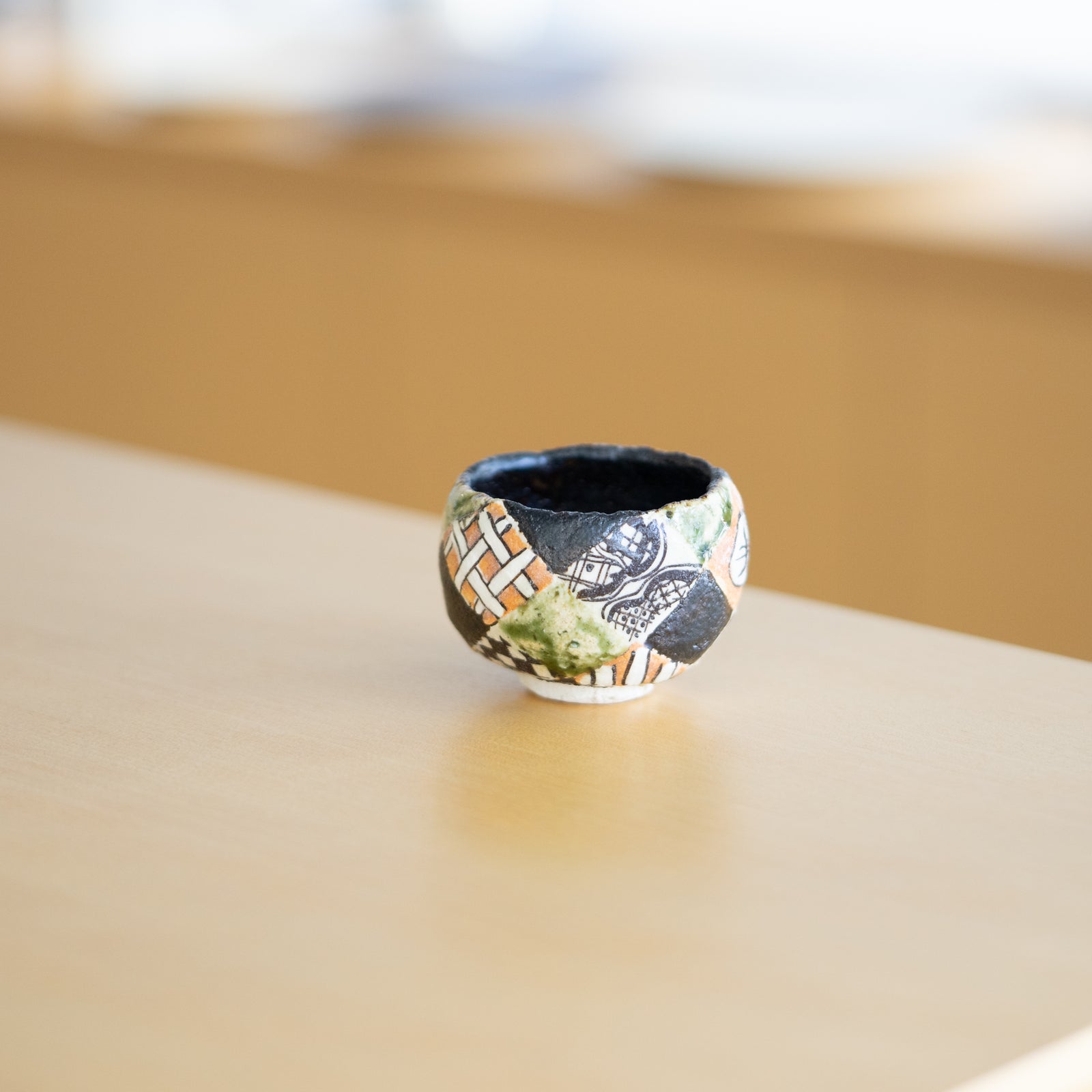 西岡悠 / 織部四彩ぐい呑（一点物） – HULS GALLERY TOKYO