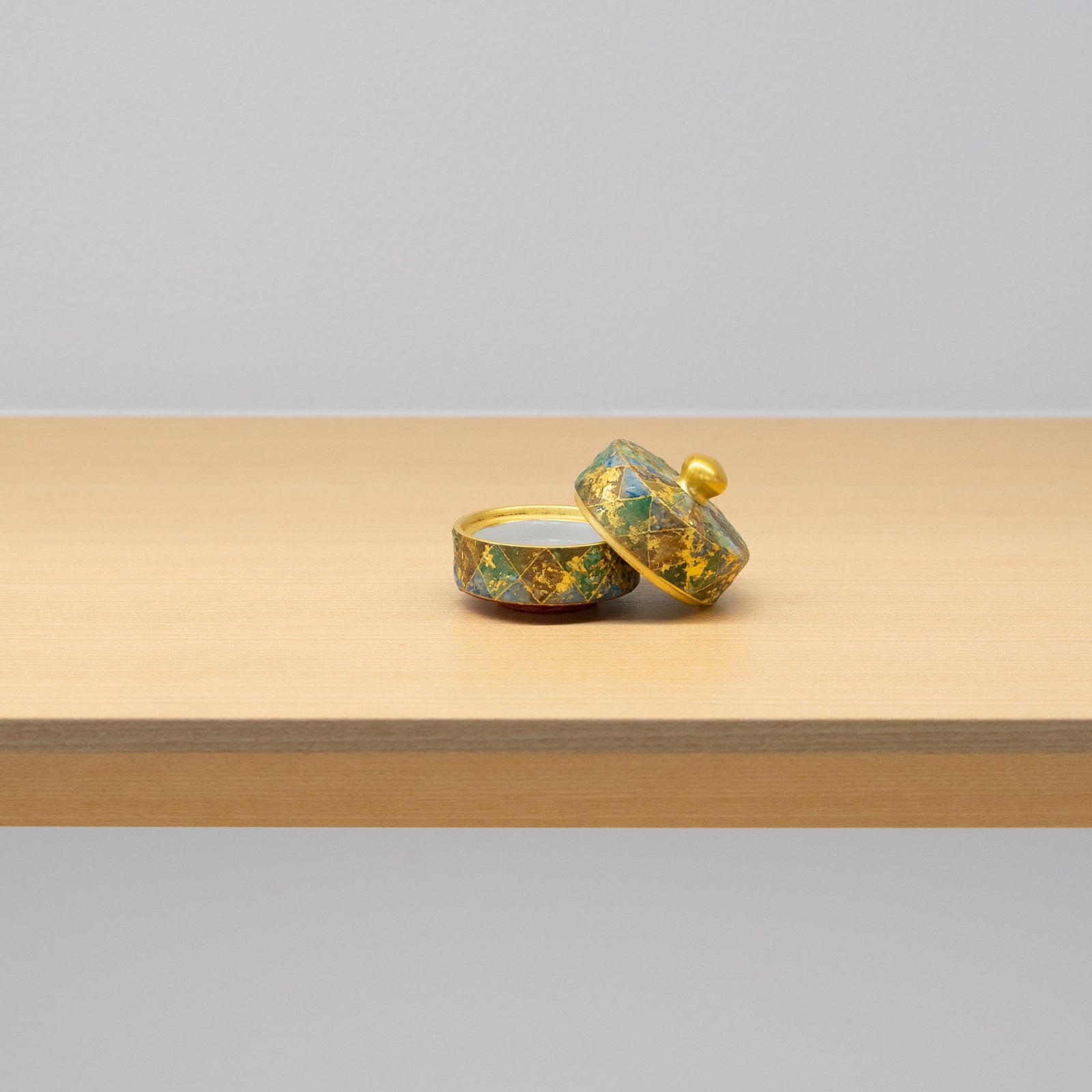 吉田幸央 / 金襴手彩色 陶筥 – HULS GALLERY TOKYO | 現代工芸