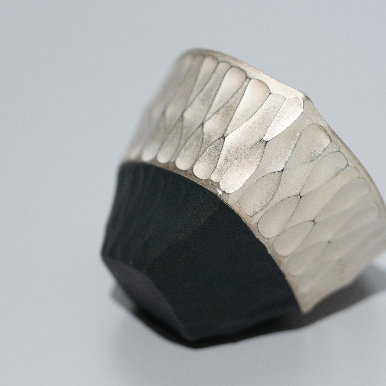 安藤良輔 / □ぐい呑み 黒土銀彩（一点物） – HULS GALLERY
