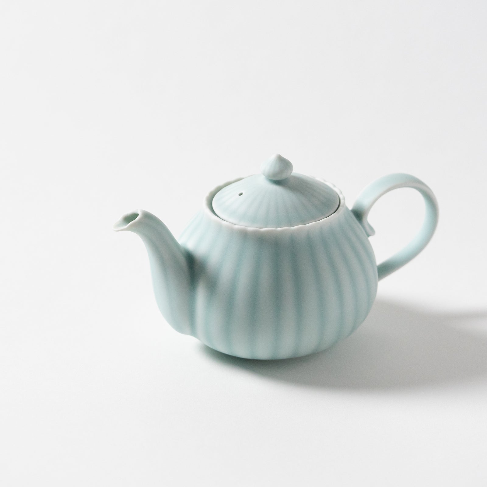 モイスト青磁 菊割ポット – HULS GALLERY TOKYO | 現代工芸