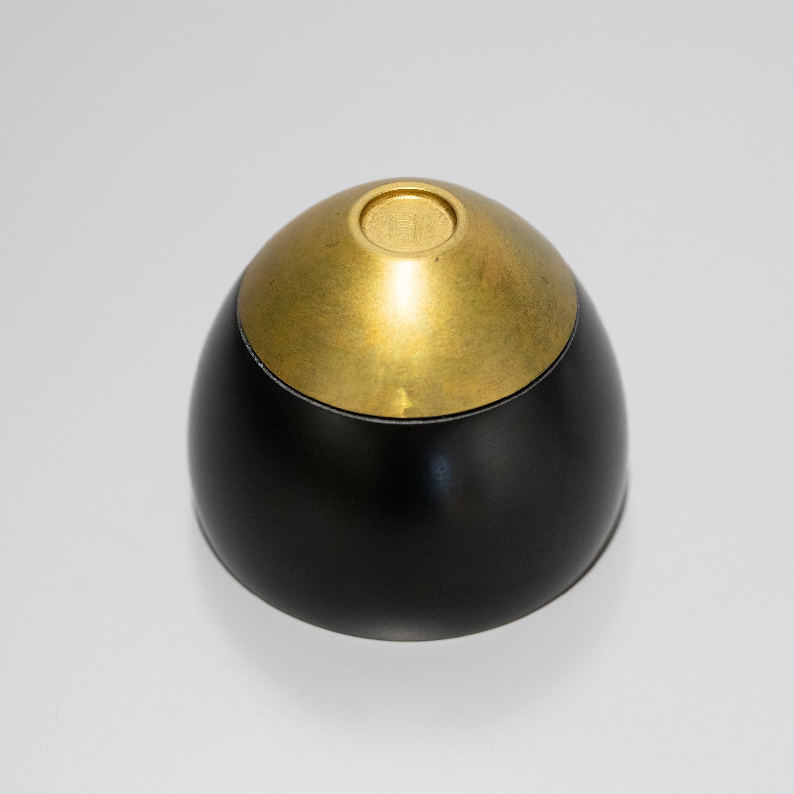 工芸品 Golden black lumpy garapai Guinomi Sake Cup / DON Kurourushi（Mellow Gold） – HULS GALLERY