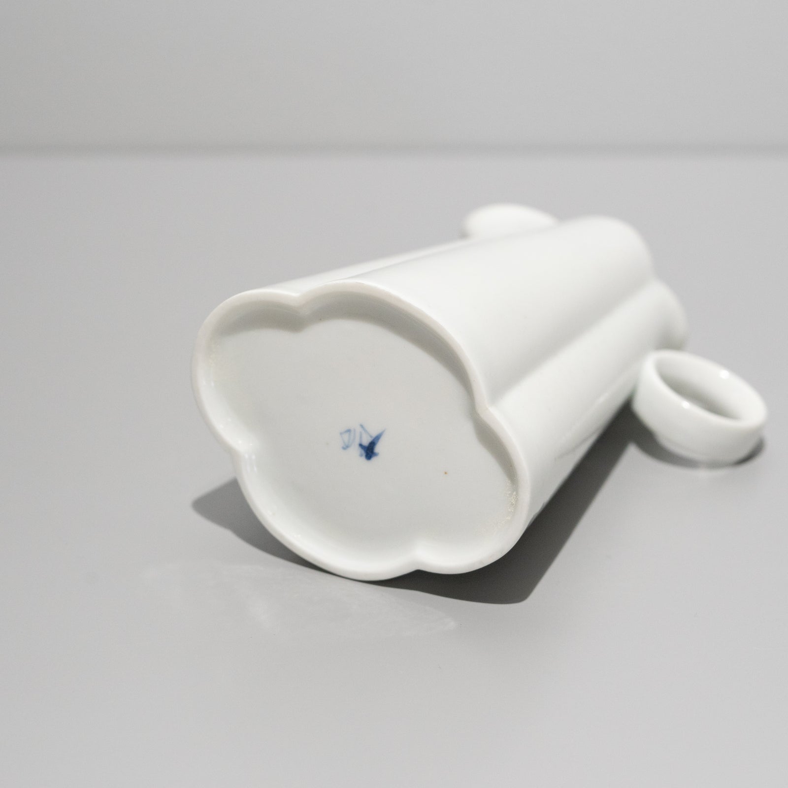 椿　白磁　香合　蓋物　伊東　慶作 茶器/茶道具 香合】 琳派香合 蔦蒔絵 かぶせ蓋 坂田峰春作 – 今屋静香園