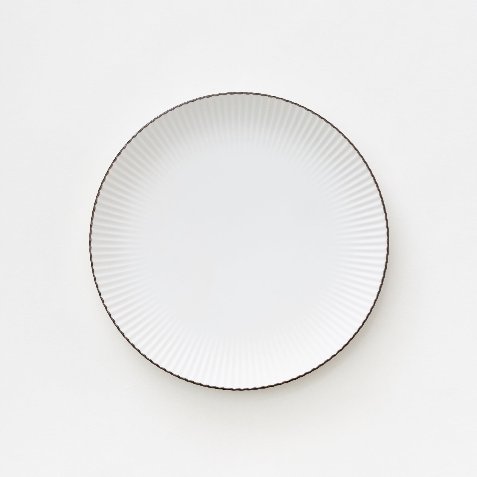 白磁ブラスト 鎬和皿（S）ふち錆あり – HULS GALLERY TOKYO | 現代工芸