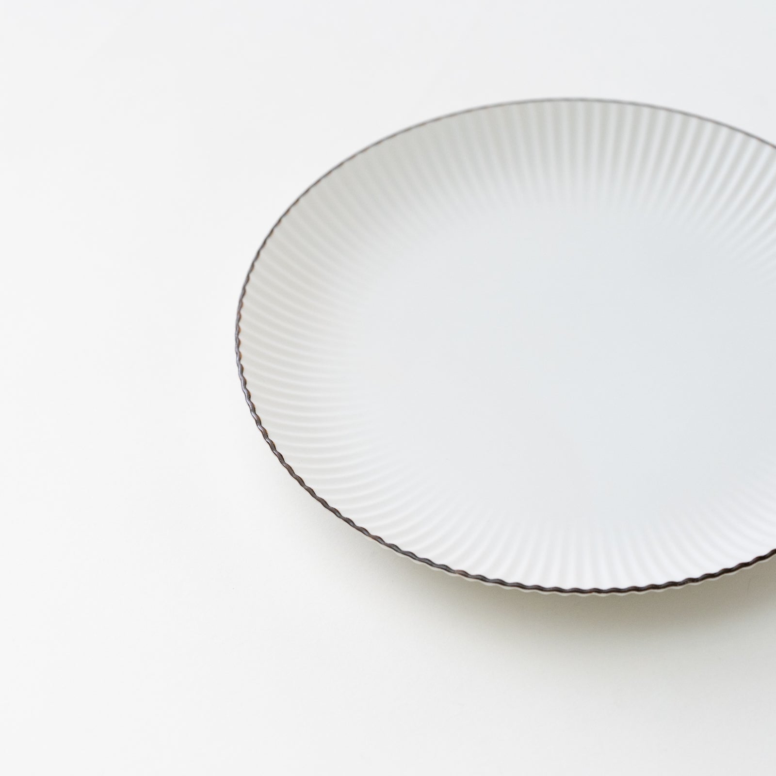 白磁ブラスト 鎬和皿（S）ふち錆あり – HULS GALLERY TOKYO | 現代工芸