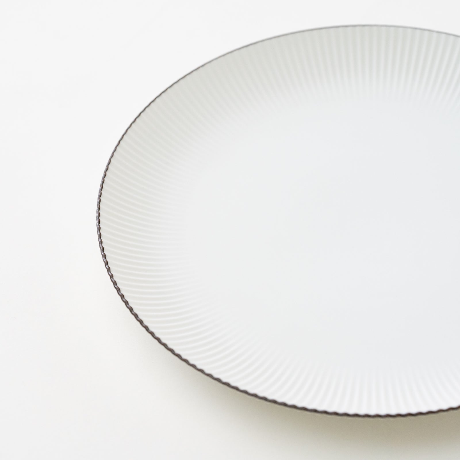 白磁ブラスト 鎬和皿（M）ふち錆あり – HULS GALLERY TOKYO | 現代工芸